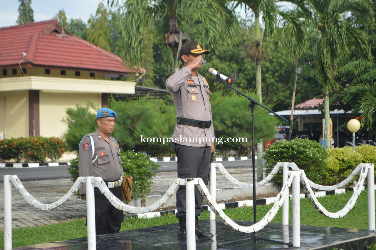 Polres Tulang Bawang Berikan Reward Kepada Lima Personelnya Di Momen Upacara Bulanan