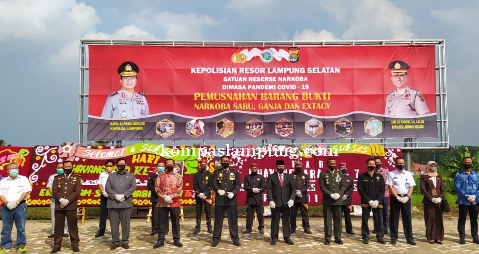 Bersamaan Hari Bhayangkara Polres Lamsel Gelar Pemusnahan Barang Bukti