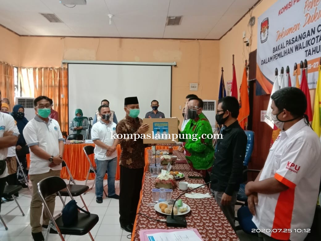 Calon Wakil Walikota Qomaru Zaman Serahkan Kelengkapan Berkas Ke KPU Metro