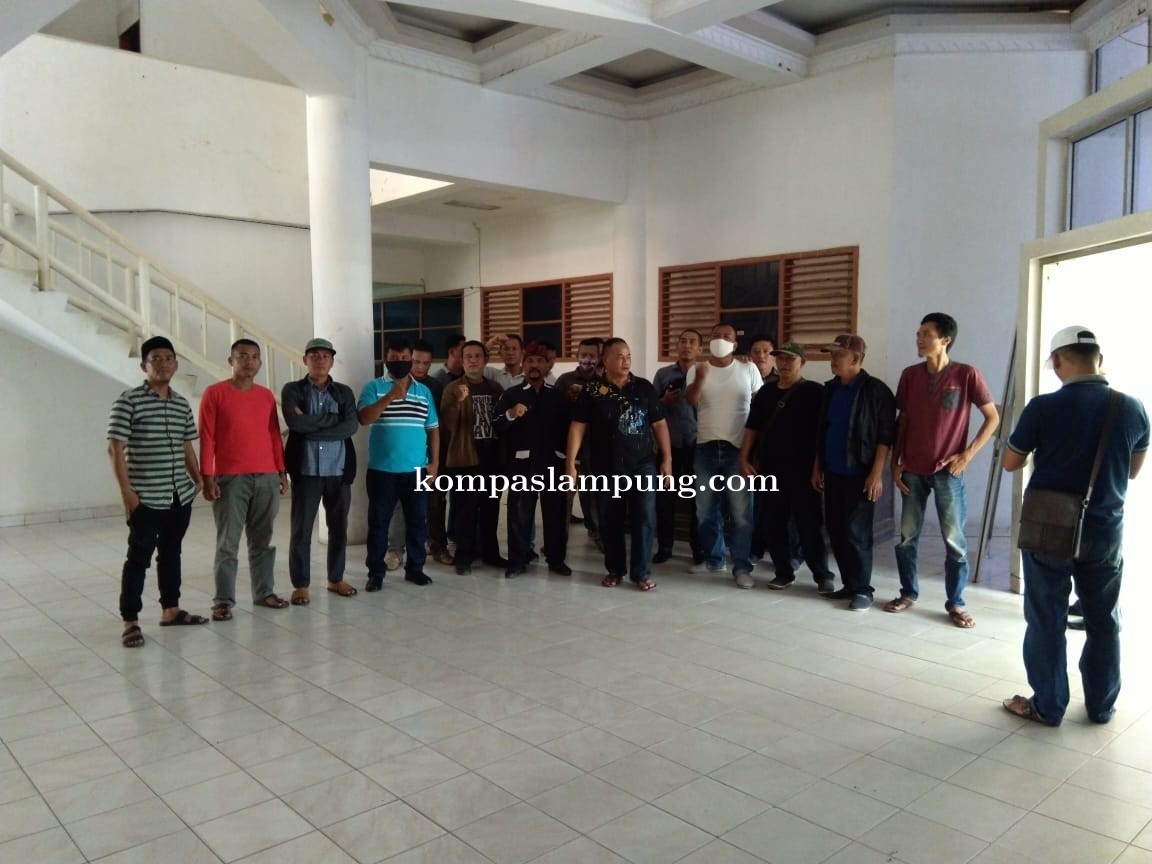 Di Duga Proyek Di Serebot, Puluhan LSM Dan Wartawan Geruduk Kantor ULP