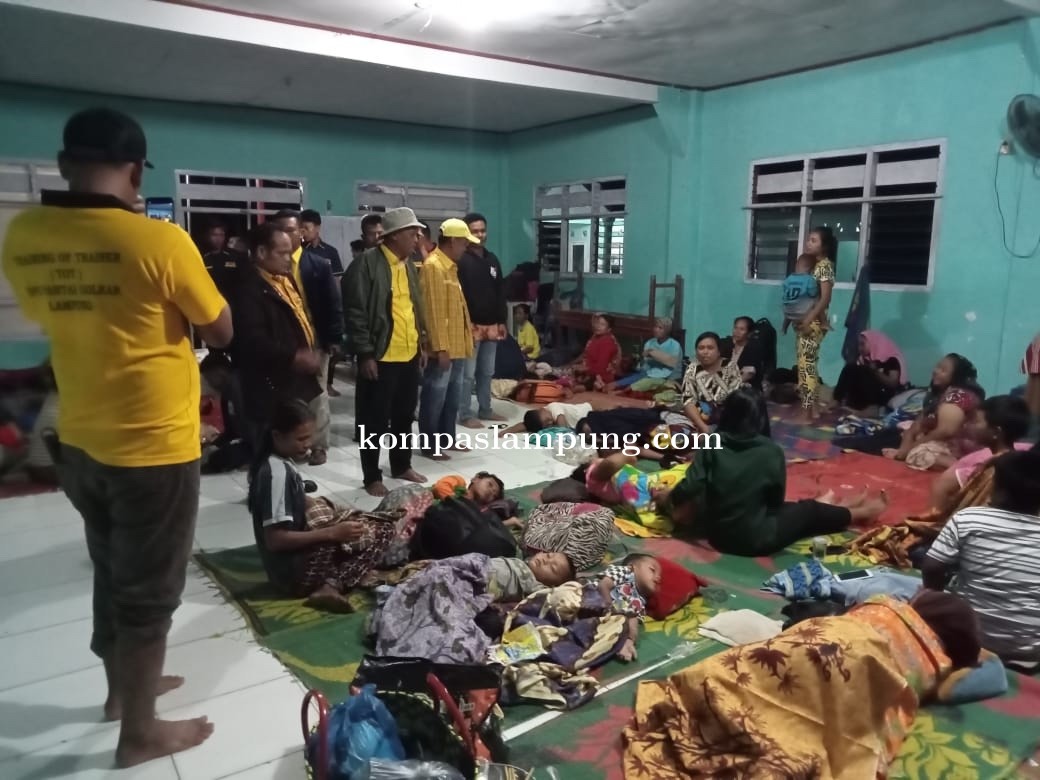 Wakil Ketua DPRD Lampung Selatan Bersama DPD MKGR dan AMPI Turun Membantu Korban Banjir