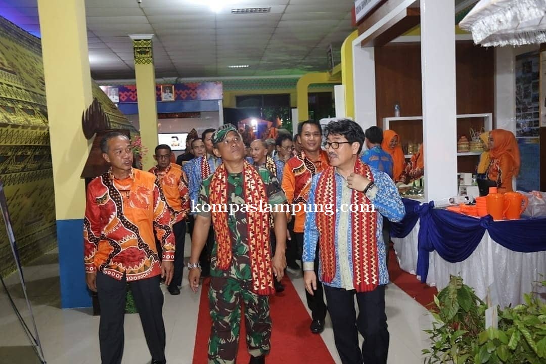 Pj. Sekdaprov dan Unsur Forkopimda Kunjungi Stan Kabupaten/Kota di Ajang Lampung Fair 2019