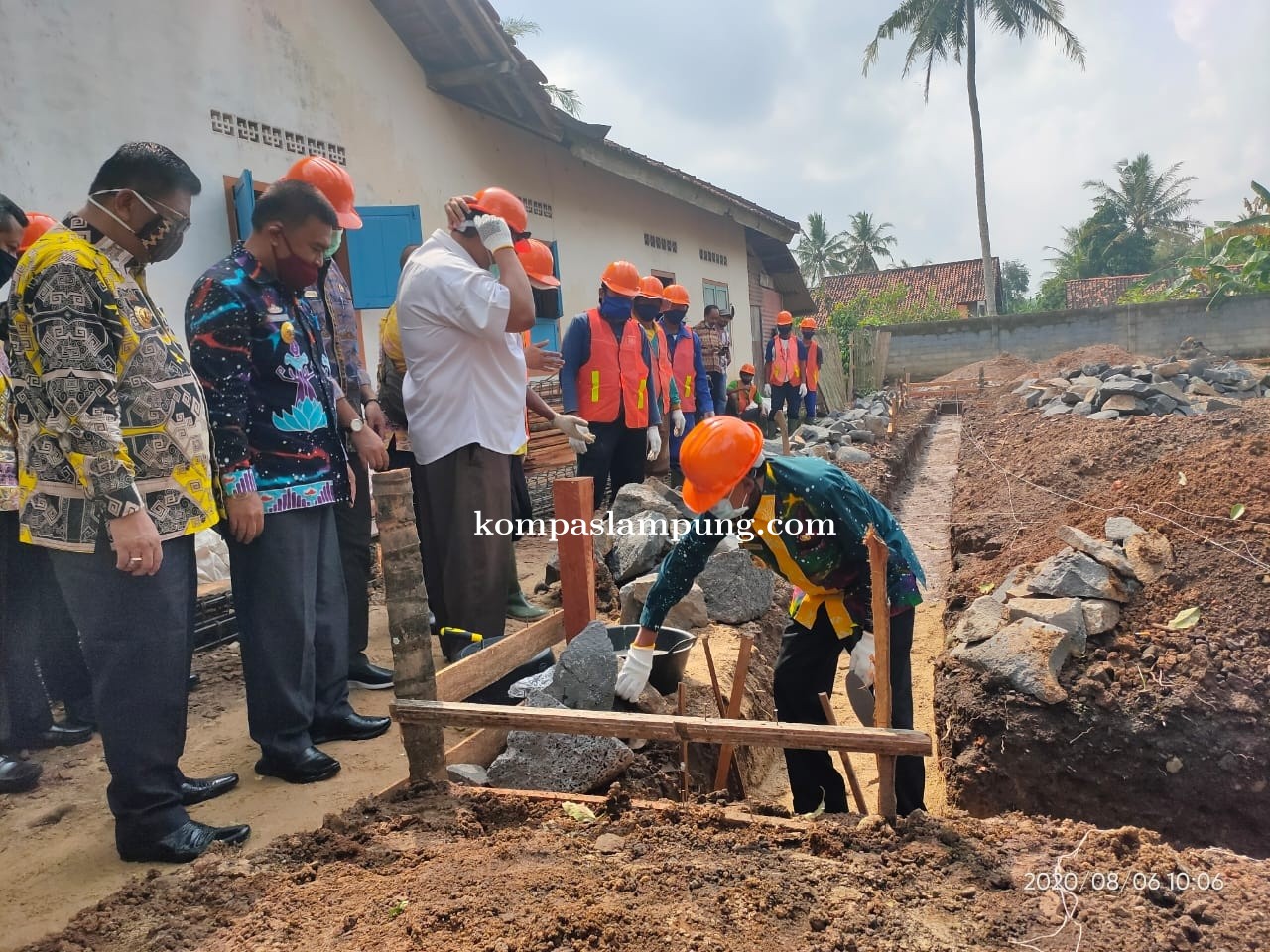 Ahmad Pairin Pletakan Batu Pertama Pembangunan KSM Produksi Abon Lele Di Kelurahan Margodadi