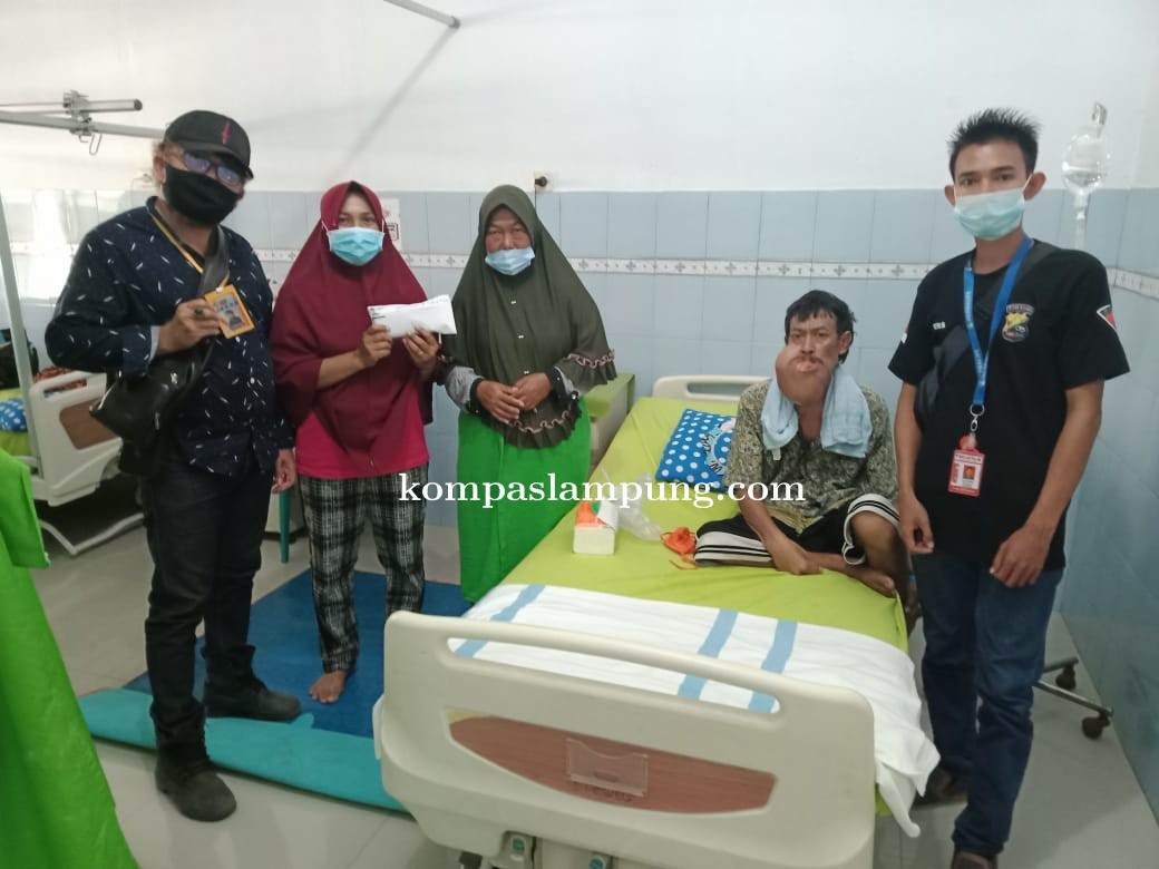 Forum Jurnalis Seputih Barat (FJSB), Serahkan Langsung Bantuan Ke Bapak Suryaman 