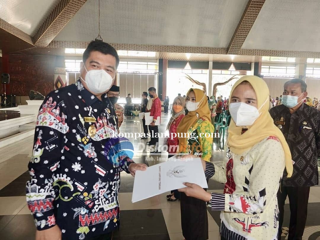 Bupati Lamteng Musa Ahmad Serahkan SK Kenaikan Pangkat TMT 1 April 2021