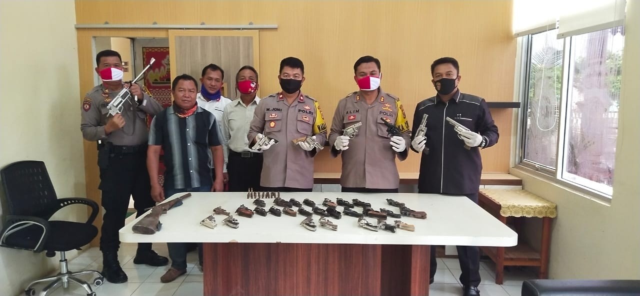 Polres Mesuji Menerima Senpi Rakitan Sebanyak 35 Pucuk Dari Masyarakat Secara Sukarela