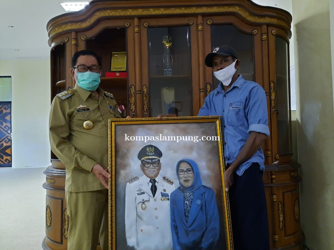 Pemuda Asli Desa Wiralaga Mesuji Membuat Karya Seni Berupa Lukisan Bupati H. Saply TH Dan Istrinya 