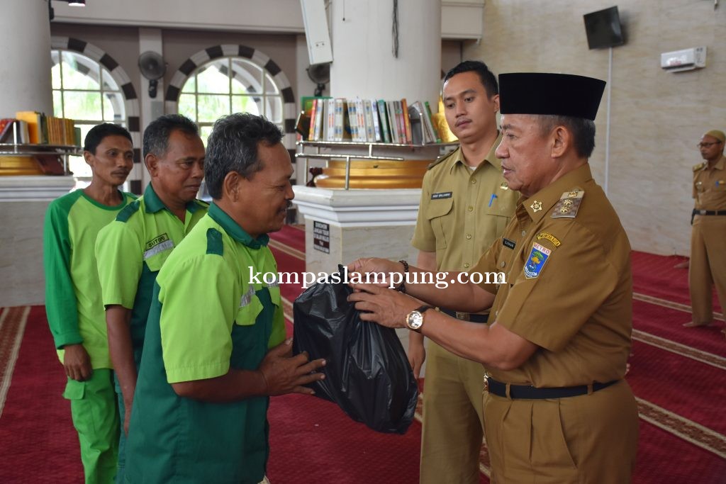 Pemerintah Kota Metro Berikan 1363 Bingkisan Kepada Warga