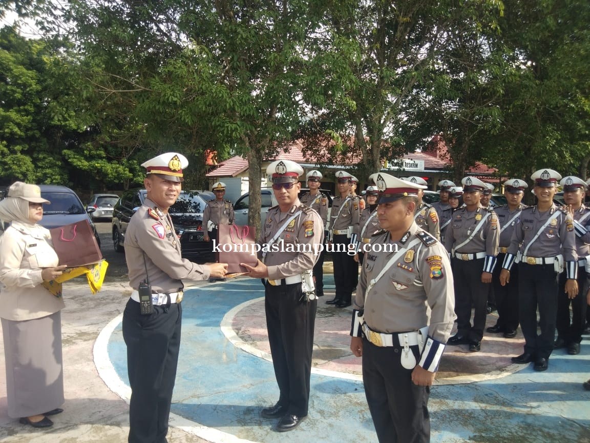 Dua Personel Satlantas Polres Tulang Bawang Mendapatkan Reward