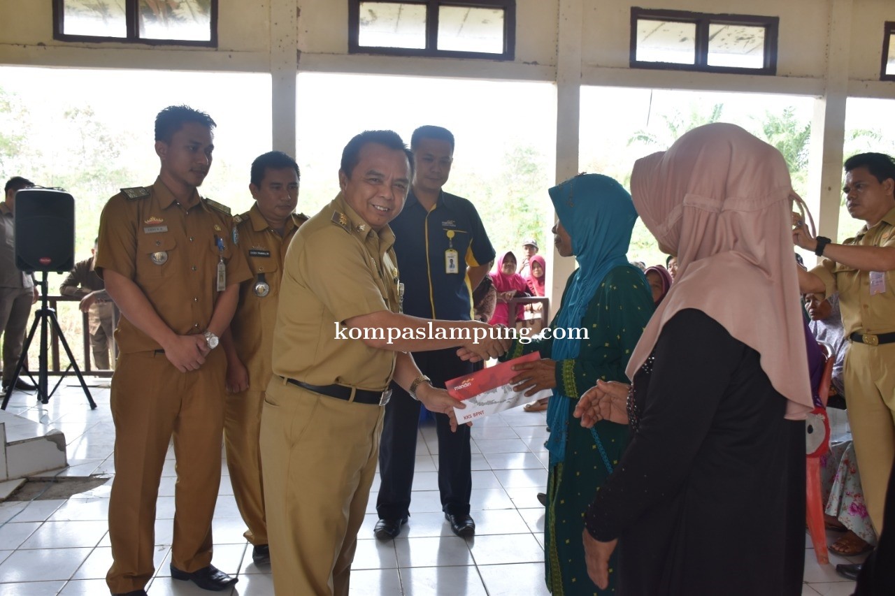Wakil Bupati Edward Antony Bagikan Bantuan KKS-BPNT Di Kecamatan Way Tuba