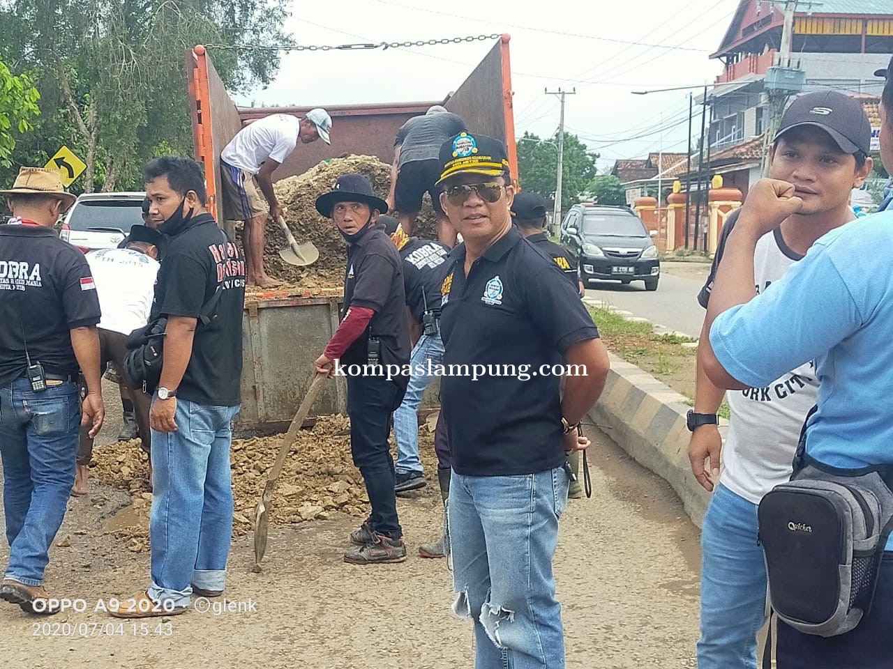 Bosan Dengan Janji, Warga Banjarsari Tambal Jalan Pattimura Secara Swadaya
