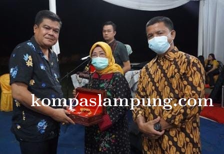 Bupati Lampung Tengah Musa Ahmad Berikan Penghargaan Atas Capaian Vaksinasi Tahun 2021