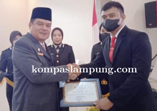 Bupati Lamteng Musa Ahmad Memberikan Penghargaan Untuk Anggota Polres Lamteng