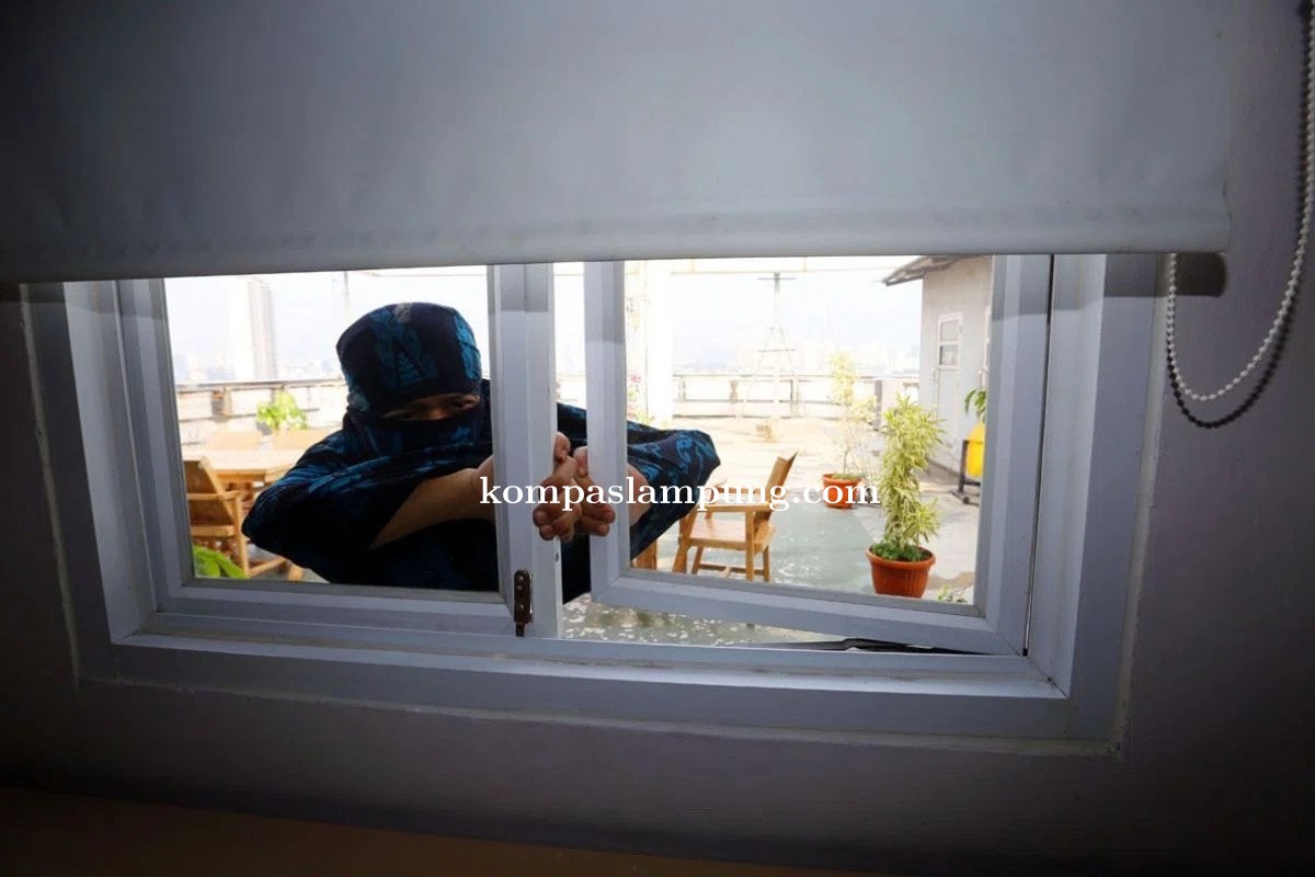 Beraksi Dengan Cara Mencongkel Jendela, Polisi Ringkus Pencuri HP di Labuhan Maringgai