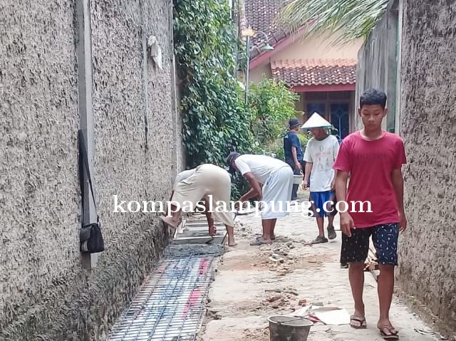 Pemkot Metro Terkesan Tidak Gubris, Warga Iringmulyo Gotong Royong Cor Paret Secara Swadaya