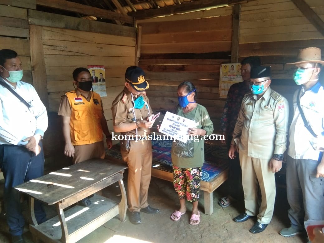 Pemerintah Desa Sidomulyo Mesuji Memberikan BLT Kepada 50 Kepala Keluarga 