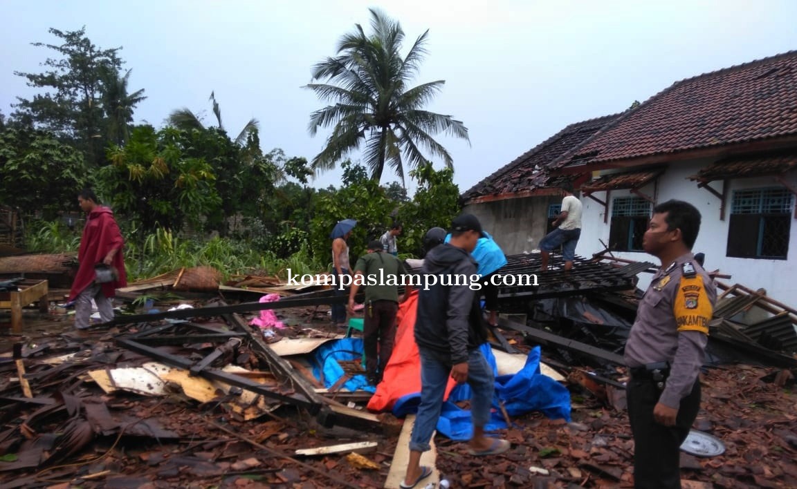 Bencana Alam Angin Puting Beliung Melanda Empat Kampung Di Kabupaten Tulang Bawang
