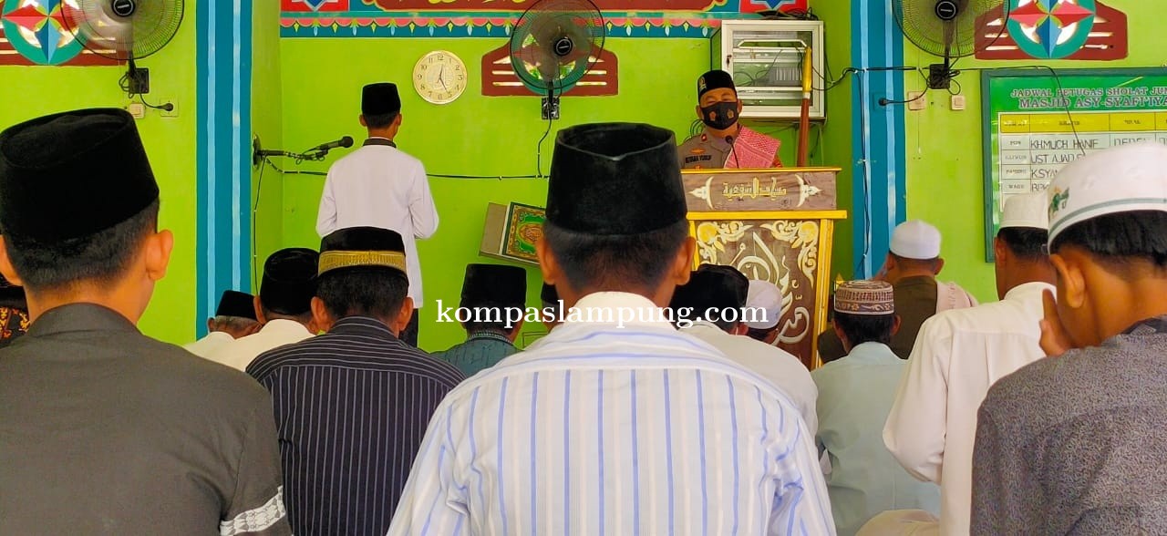 Kapolsek Terbanggi Besar Menjadi Khotib Di Masjid Asy-Syafiiyah  Lampung Tengah