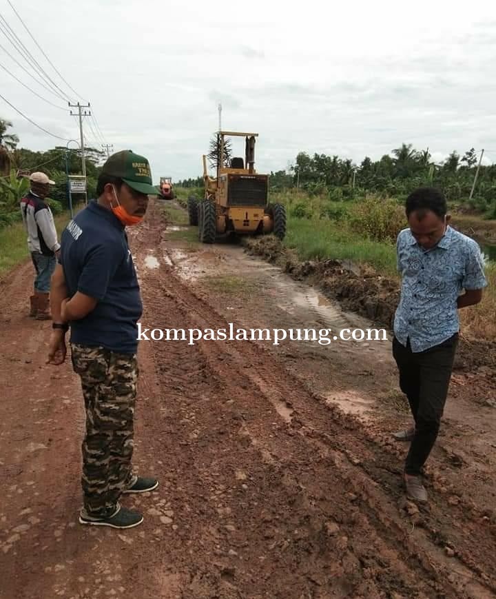 Kepala Dinas PUPR Mesuji Perbaiki Jalan Yang Terhubung Antar  Mesuji Timur menuju Rawajitu Utara