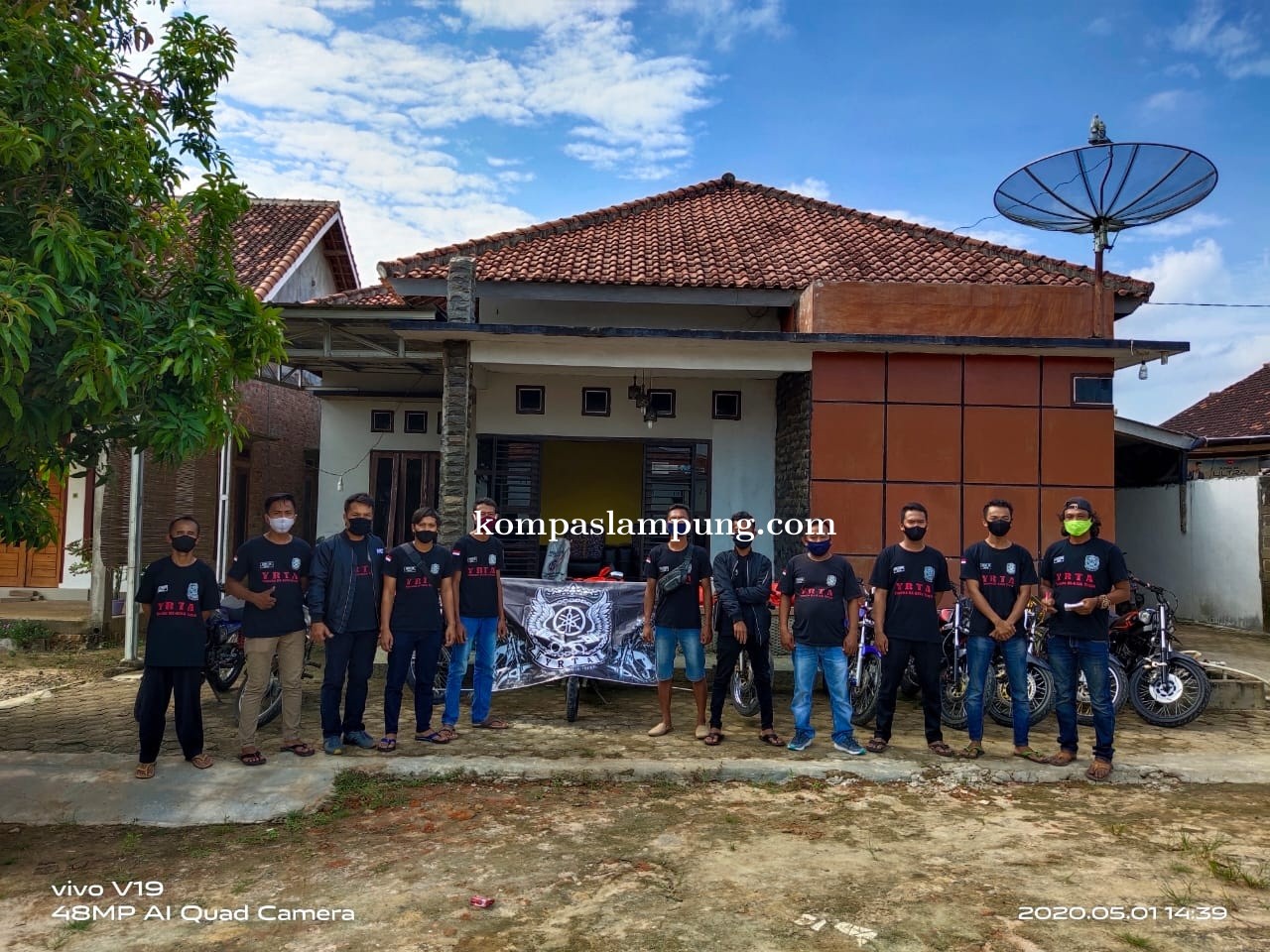 Komunitas Motor Bagi-Bagi Sembako Di Gunung Terang