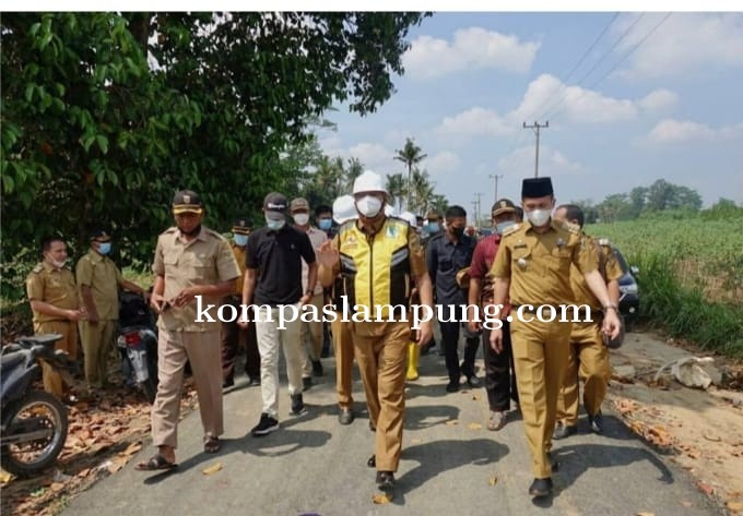 Bupati Lampung Tengah Tinjau Langsung Hasil Pekerjaan Perbaikan Jalan (Aspal Hotmix)
