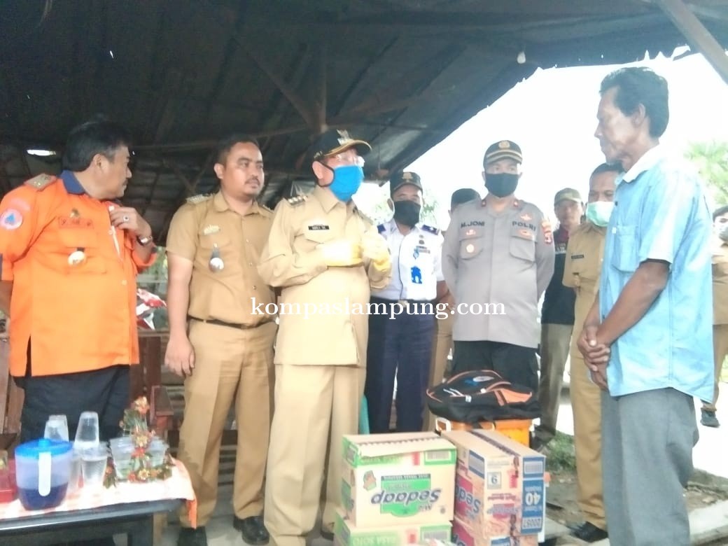 Pasca Kebakaran Di Desa Wiralaga II  Bupati Mesuji Langsung Mengunjungi Korban Dan Memberi Bantuan 