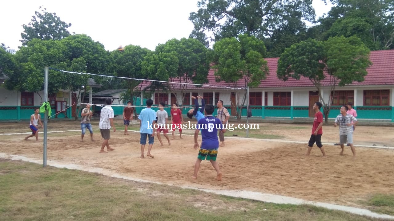 Pemuda Kampung Negara Aji Baru, Olahraga Bola Voly Untuk Meningkatkan Imun Tubuh Di Masa Pandemi