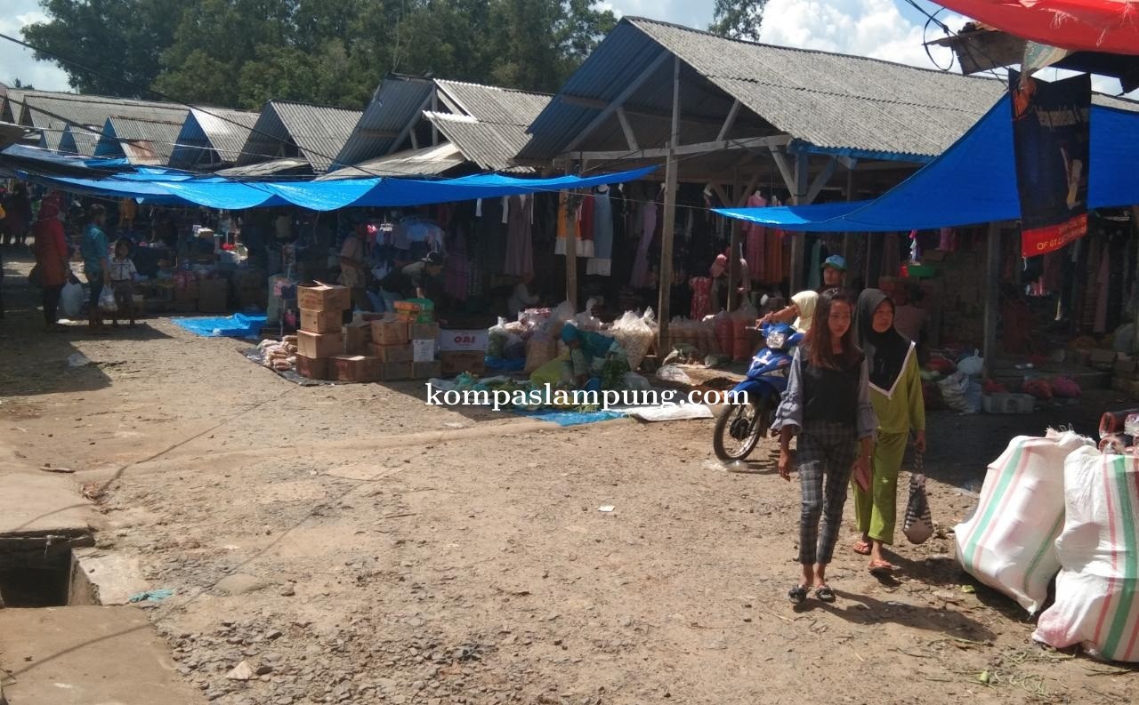 Sejumlah Pengunjung Pasar Gedung Ram Mesuji Masih Ada Yang Tidak Pakai Masker Saat Di Luar Rumah