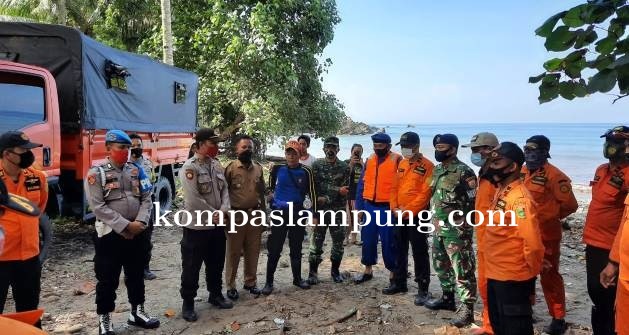 Agung Korban Tenggelam Di Pantai Ketapang Ditemukan Oleh Tim SAR Gabungan