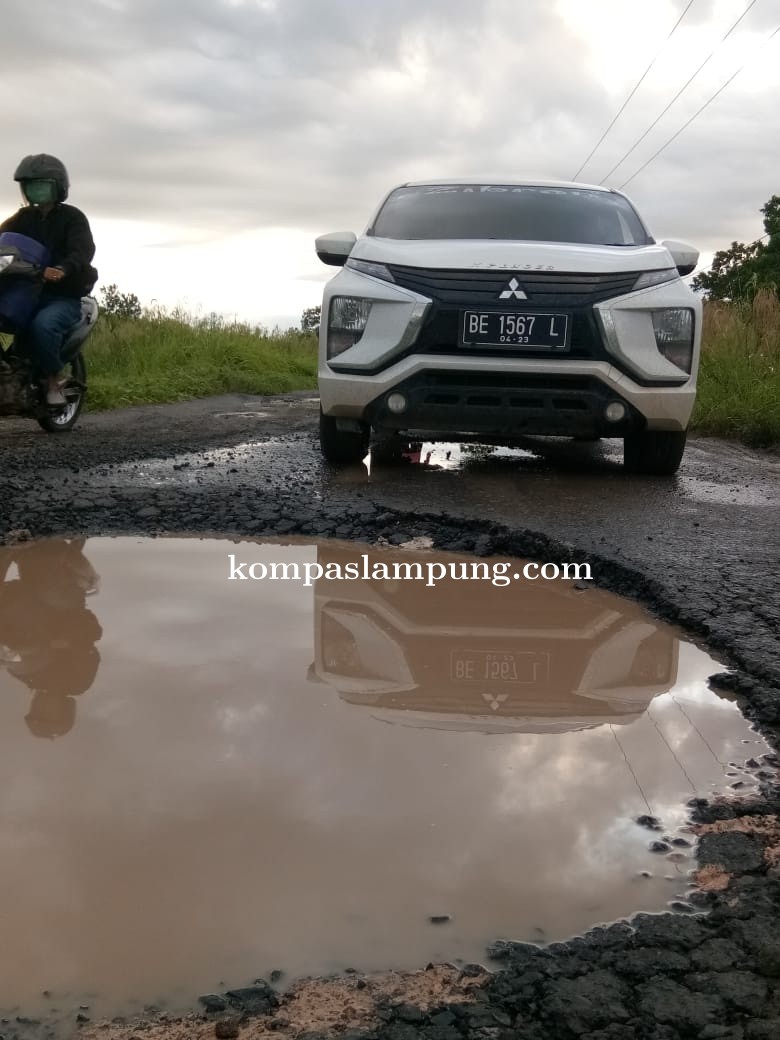  Bagian Ruas Jalan Simpang Garuda Hitam Menuju Desa Wiralaga Terlihat Nyaris Rusak Total