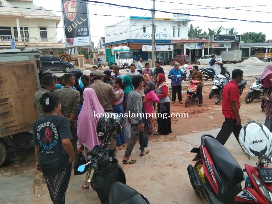 Pemprov Lampung Dalam Menjaga Kestabilan Harga Menggelar Operasi Pasar Murah Di Desa Brabasan 