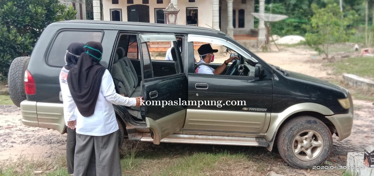 Pospera Dan Kepalo Tiyuh Panca Marga Datangi Dan Berikan Takjil Pada Warga Yang Terisolasi Mandiri