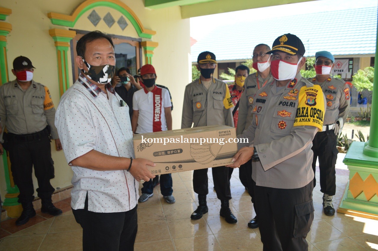 Wakapolda Lampung Berikan Bantuan Kepada Warga Yang Terdampak Bencana Angin Puting Beliung